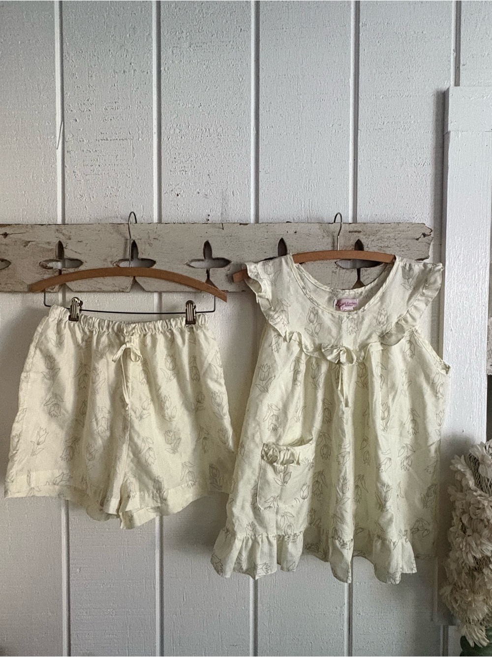 Cream Floral Ruffle Pajama Set - Brand: Petit Lem 55%cotton 45 polyester medium